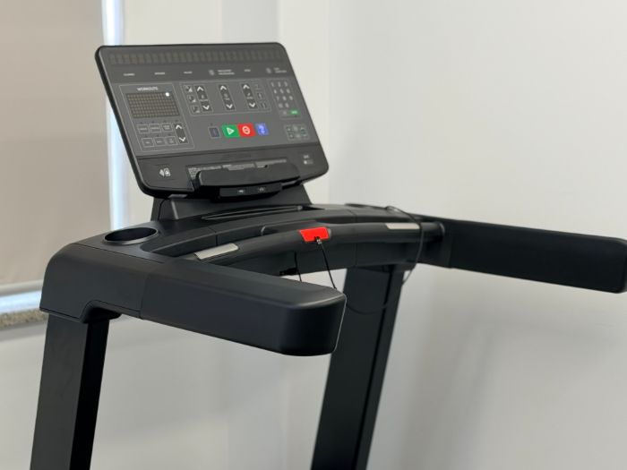 Treadmill console showing speed, incline and programme controls