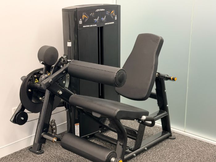 Seated leg curl and leg extension machine